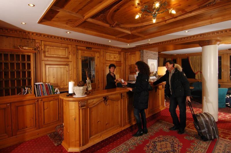 Hotel Cevedale Living Romance Hotel コゴロ エクステリア 写真